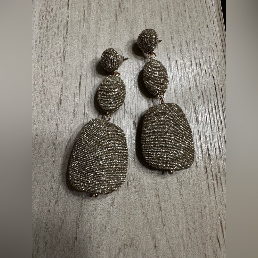 Elegant Gold Dangle Earrings - Picture 3 of 8